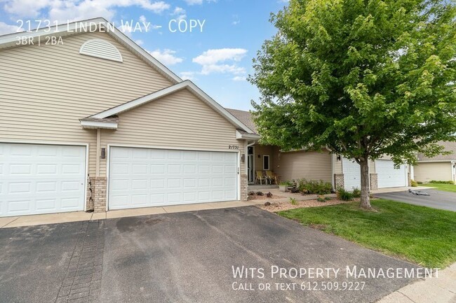 Building Photo - Charming Townhome with Large Deck