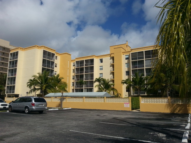 Foto del edificio - 2935 NE 163rd St