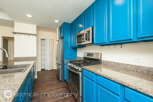 Building Photo - Absolutely beautiful 2 bed 2 bath condo wi...