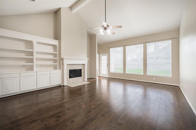 Foto del edificio - 15810 Cypress Hall Dr