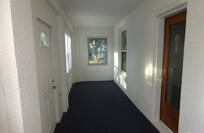 Building Photo - 4 bedroom house in Davenport