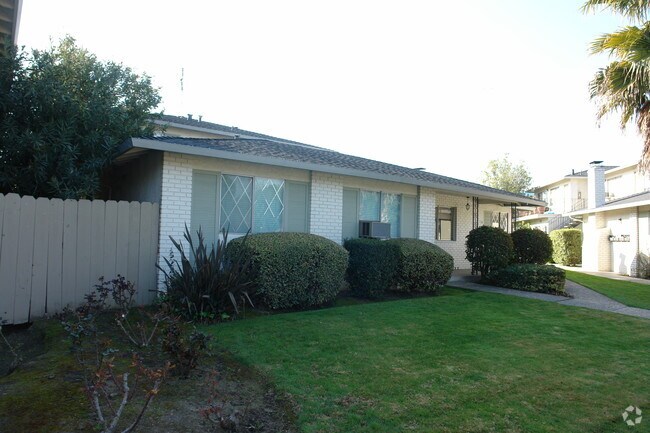 Building Photo - 1136 Starbird Cir