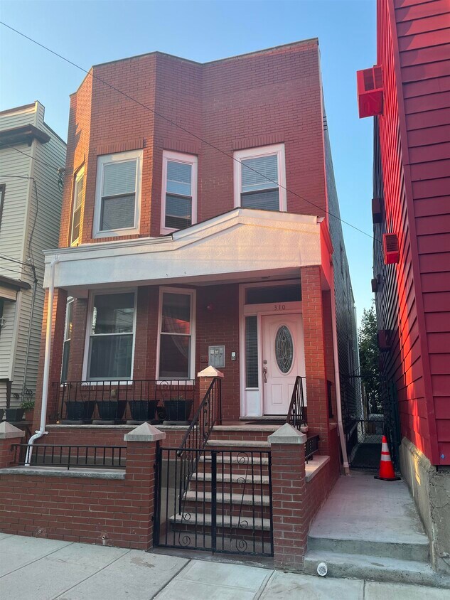 Primary Photo - 310 47th St