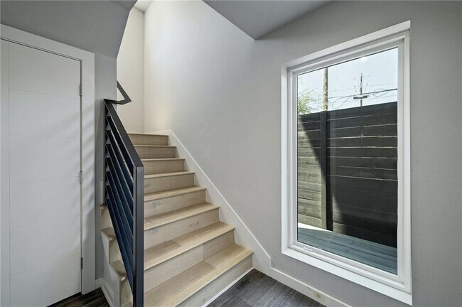 Building Photo - 5605 Sunshine Dr