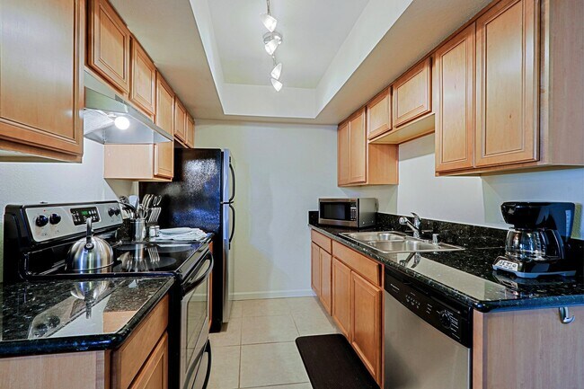 Building Photo - Furnished One Bedroom in trendy Melrose District