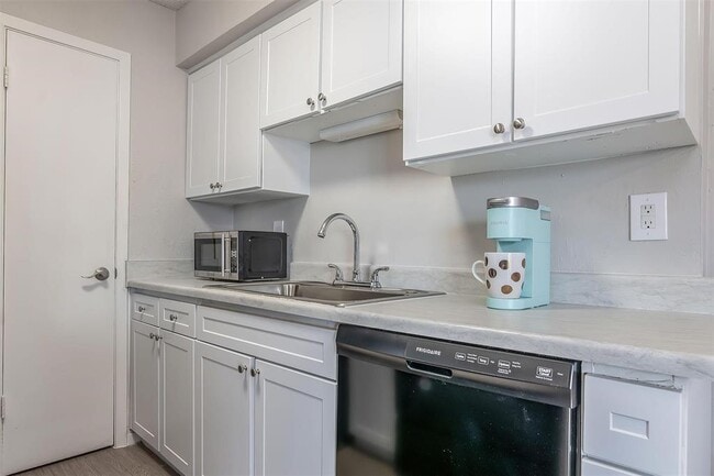 Building Photo - 2614 N University Dr