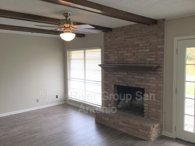 Foto del edificio - 3518 Pinebluff Dr
