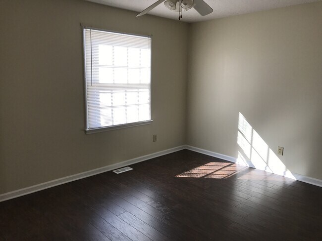 Building Photo - 3 Bed, 1.5 Bath House