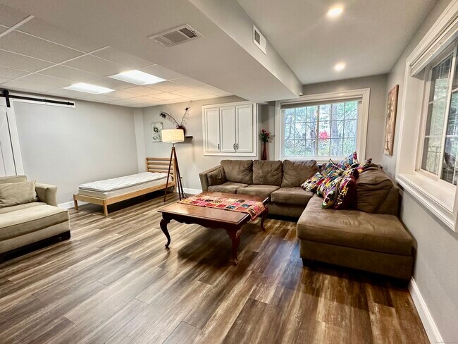 Foto del edificio - 19 Talcott Mountain Rd