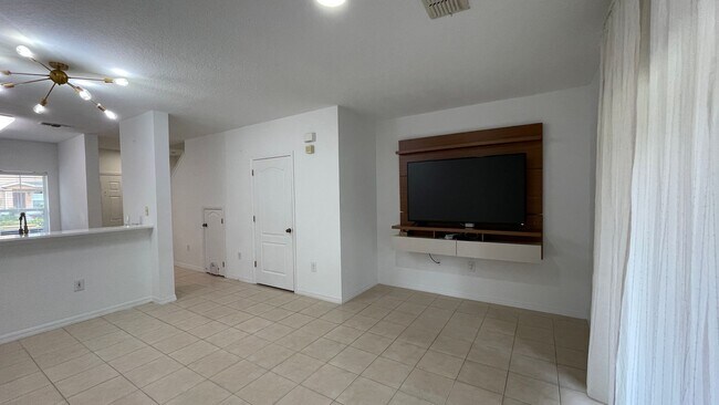 Building Photo - Charming,Pet Friendly 2 Bedroom, 2.5 Bath Townhome!