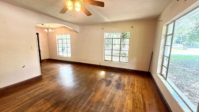 Building Photo - Now Leasing for Fall!  Close to UF!  3 Bed...