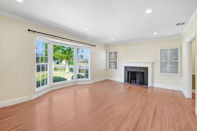 Building Photo - 902 Palo Alto Dr