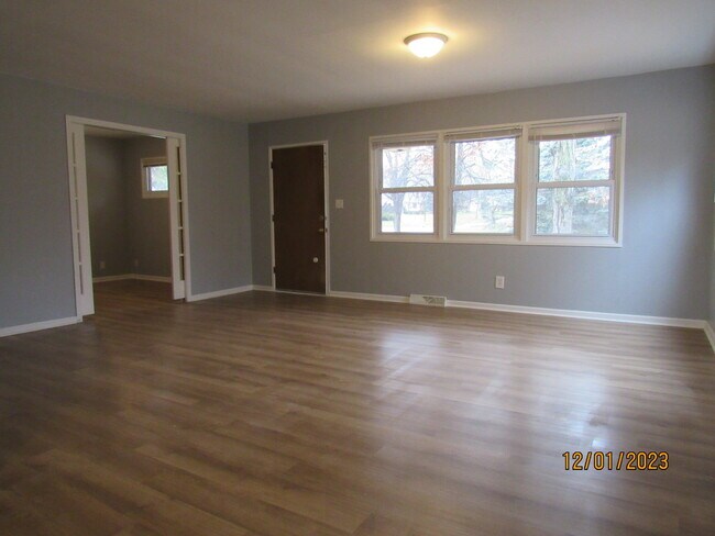 Building Photo - 510 E Royal Dr