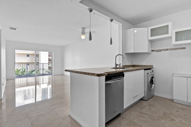 Foto del edificio - 677 NE 24th St