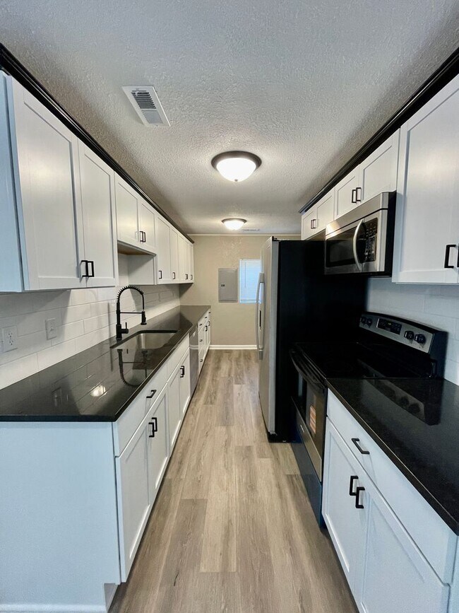 Foto del edificio - Large 3 Bedroom Remodeled Home