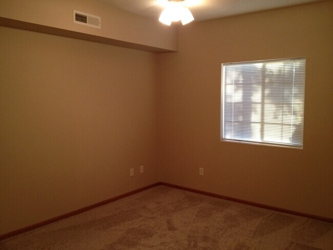 Building Photo - $1,195 | 2 Bedroom, 1 Bathroom Condo | Cat...