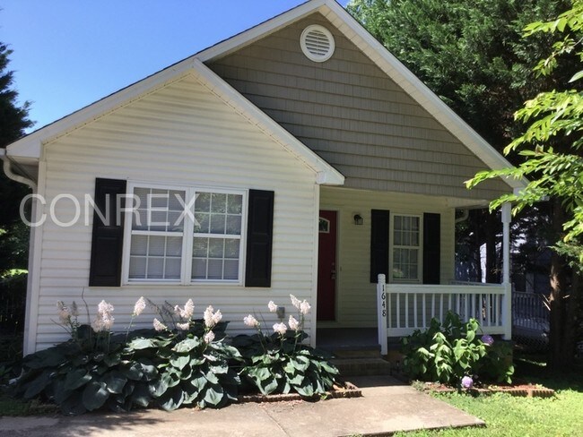 Building Photo - Adorable 3 Bedroom Home