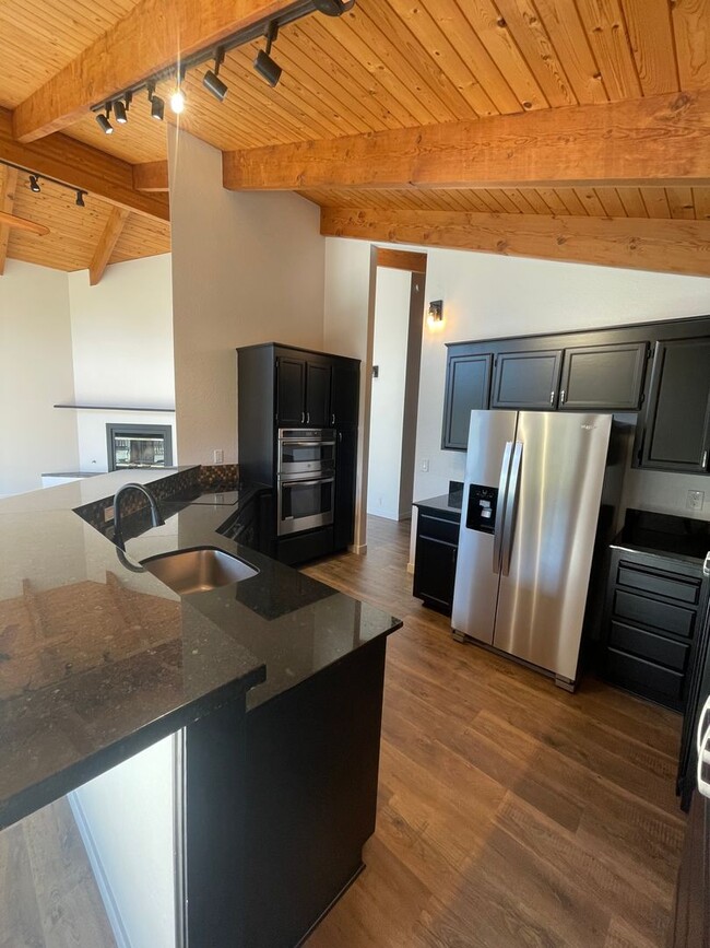 Building Photo - 3 Bed 3 Bath Ridgemark Home - Golf Course ...