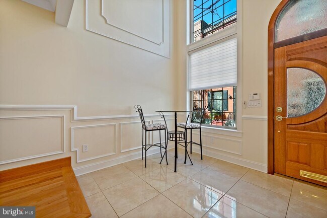 Foto del edificio - 623 S Delhi St