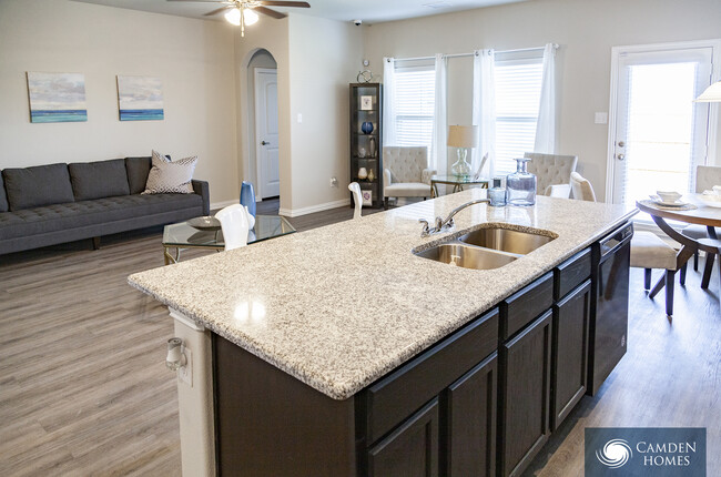 Building Photo - 10922 Meadow Creek Dr