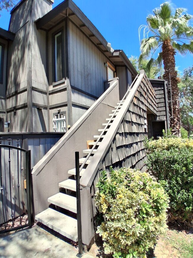 Building Photo - 1190 S Winery Ave