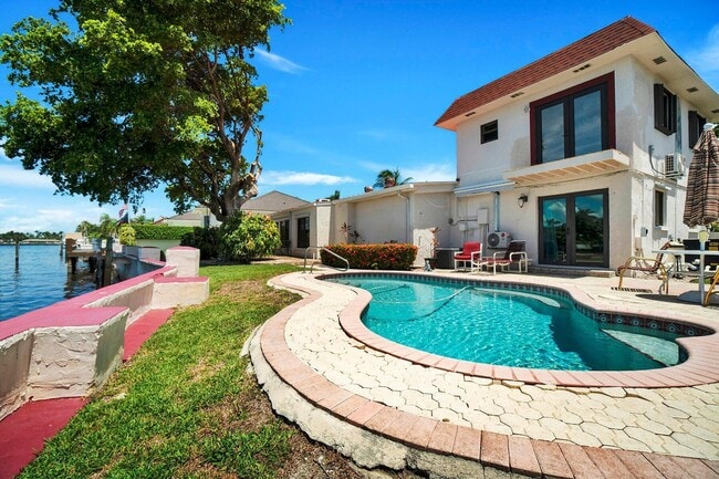 Building Photo - 1901 N Riverside Dr