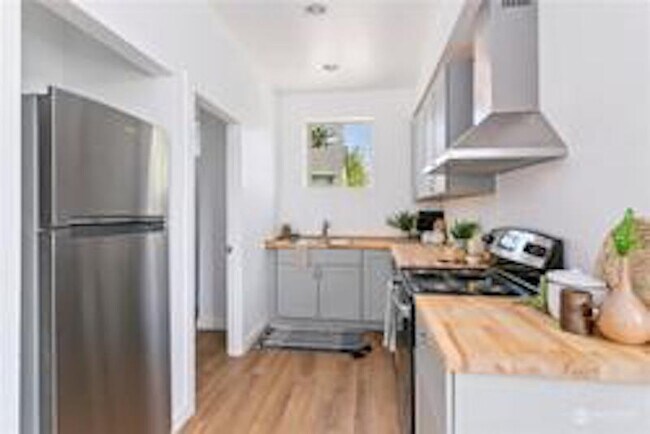 Building Photo - 2041 Salam Lp