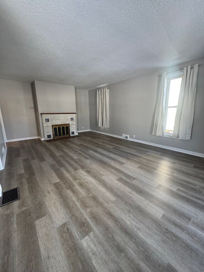 Foto del edificio - 3 bedroom/1 bedroom