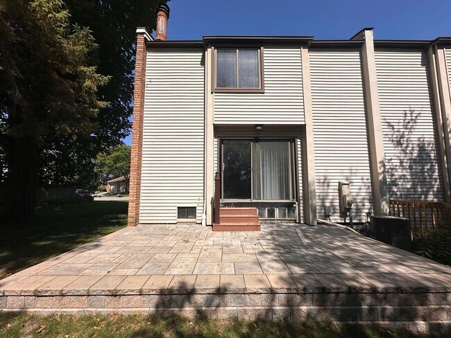 Foto del edificio - 1024 Willow Grove Ct