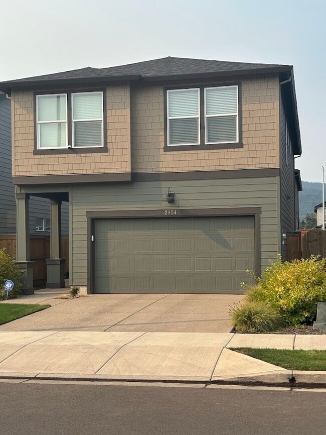 Newer 4 bedroom 2.5 bathroom house! AVAILA... - Newer 4 bedroom 2.5 bathroom house! AVAILA...