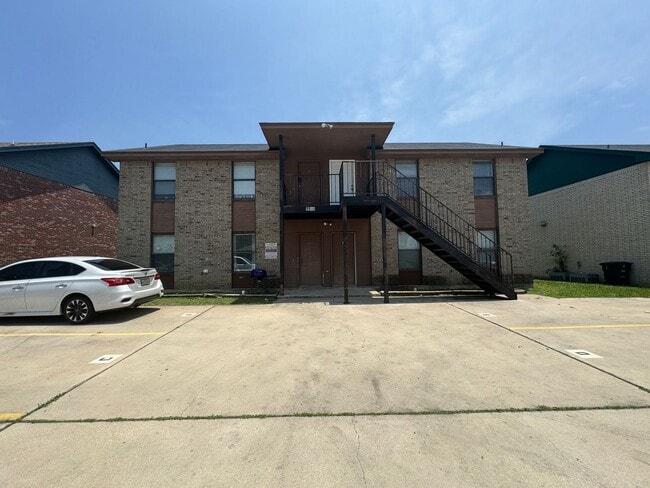 Building Photo - 1906 Windward Dr