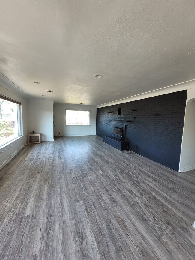 Building Photo - Large Home Close to Schools & Pet Friendly