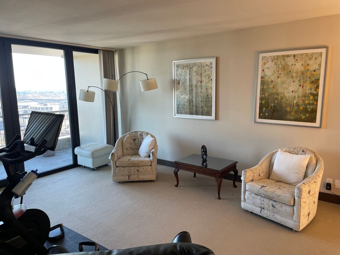 Foto principal - Stunning 2 bedroom 2 bath condo with a riv...