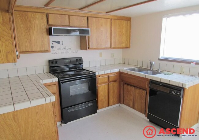 Building Photo - Dazzling Apartment Located Near Coffee Rd!