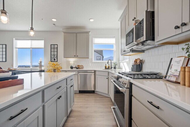 Foto del edificio - Like New 2024 Luxury Home with Breathtaking City Views