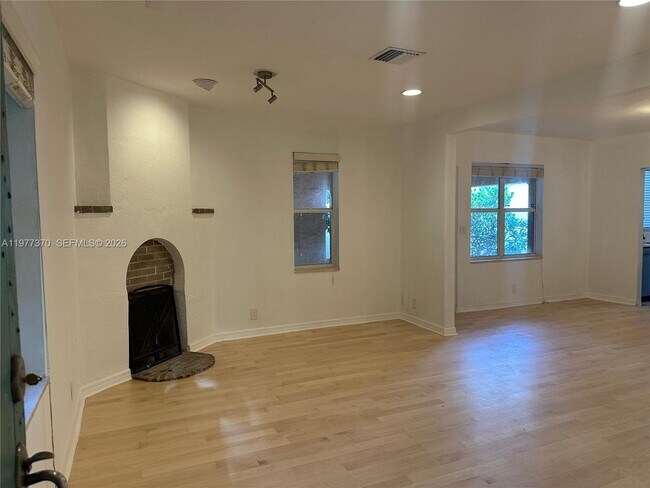 Foto del edificio - 725 Navarre Ave