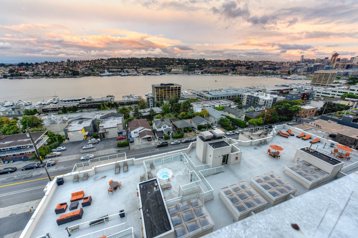 Área de salón en la azotea del complejo - The Summit at Lake Union