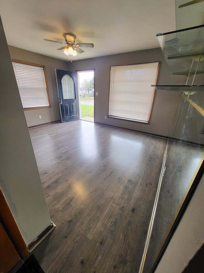 living room2 - 3084 Pontiac St