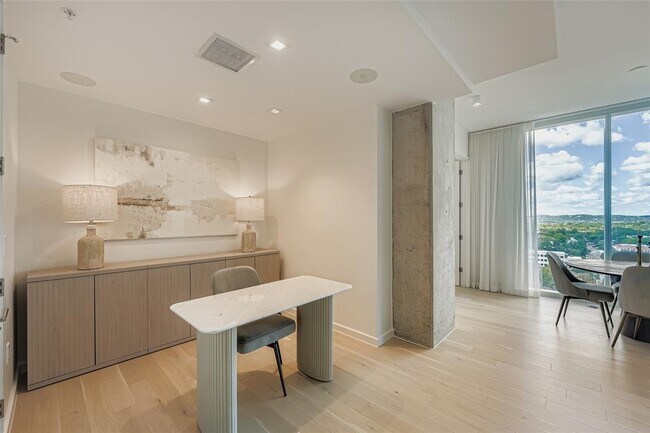 Foto del edificio - 313 W 17th St