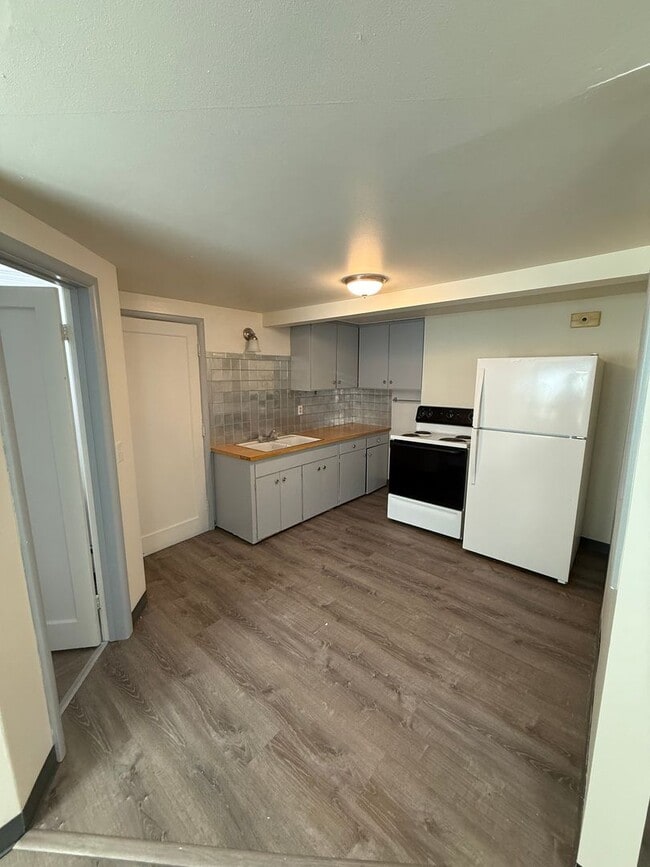 Building Photo - l1112