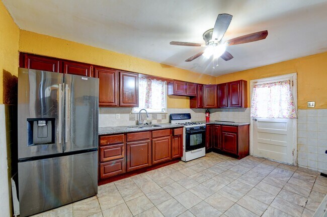 Foto del edificio - 245 Orange Ave