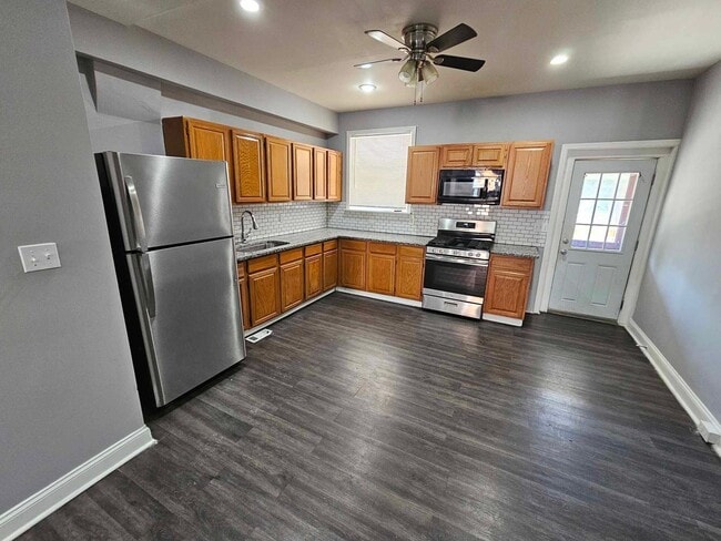 Building Photo - 3 Bed/1.5 bath Townhouse in Pigtown