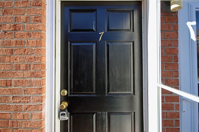 Foto del edificio - Student-Friendly Ivy Rd Apartment Near Foods of All Nations