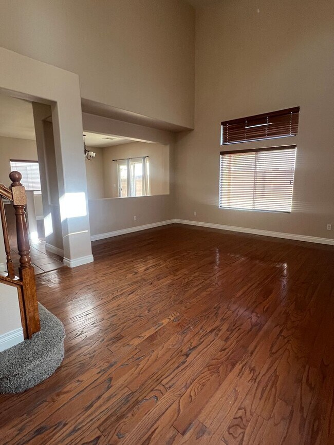 Foto del edificio - 3 Bed, 2.5 Bath home with Solar Panels!