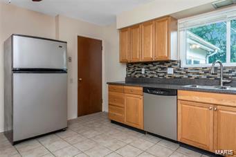 Building Photo - 1370 Bobolink Dr