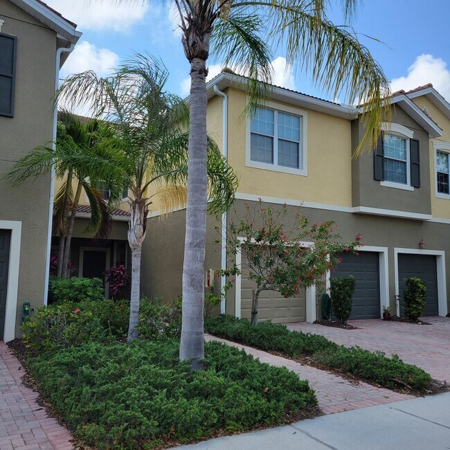 Building Photo - Annual unfurnished newer 3/3 townhome in g...