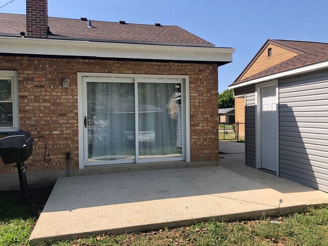 Building Photo - Fresh 3bed/2bath Home Close to Transportation Fenced Backyard