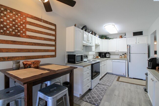 Building Photo - Fully Furnished 1 Bed, 1 Bath Apartment in...