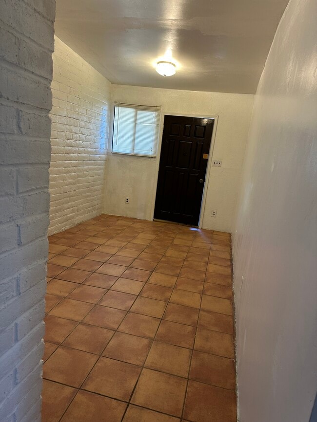 Building Photo - 651 N Goodman St