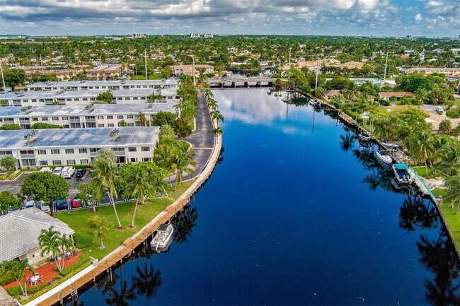 Foto del edificio - 140 Cypress Club Dr